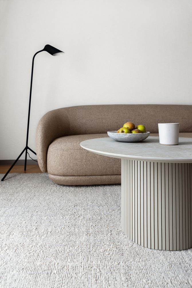 Deale salonu ze stolikiem na ryflowanej nodze, projekt Decoroom