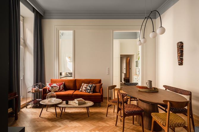 Salon w stylu vintage w kamienicy projektu Hanna Pietras Architects