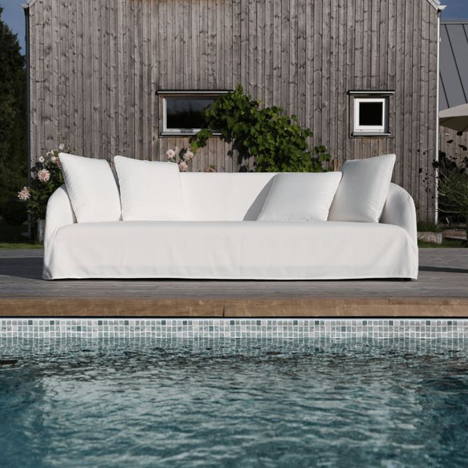 Biala, outdoorowa sofa Dahlia marki Sits nad brzegiem basenu