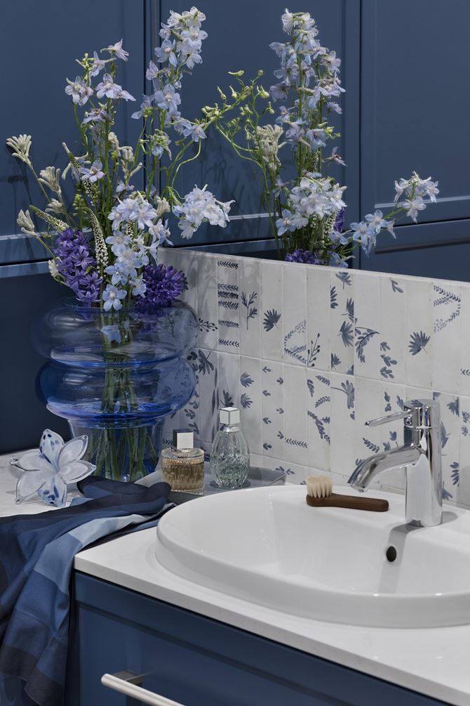 Niebieska łazienka zaprojektowana przez zespół Hanna Pietras Architects