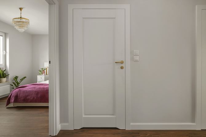 Jasny przedpokój przy sypialni, projekt Decoroom