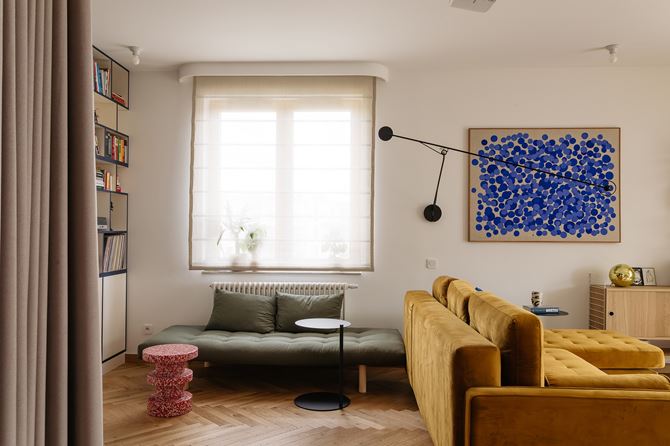 Zielony szezląg, muszrardowa sofa i niebieska grafika w salonie, projekt FUGA Architektura Wnętrz