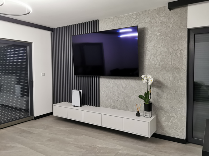 Czarne lamele i kamień w strefie RTV