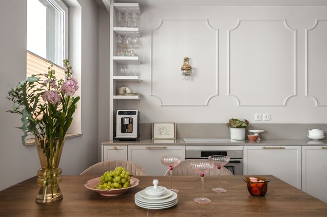 Biały aneks ze sztukaterią i strefą jadalni, projekt Decoroom