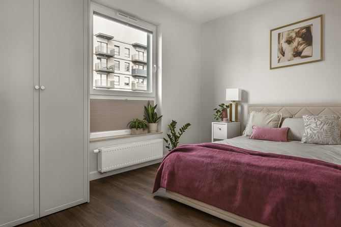 Sypialnia z beżowym łóżkiem, projekt Decoroom