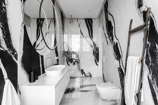 Biało-czarna łazienka z eleganckim spiekiem w projekcie ArtUp