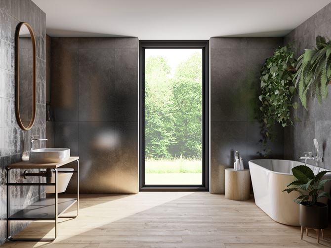 Łazienka z oknem w grafitowym betonie, czarnych kafelkach i drewnie