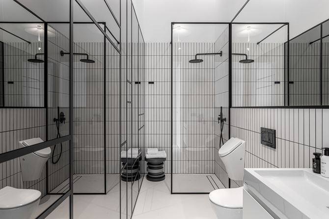 Wąska łazienka z prysznicem w projekcie ArtUp