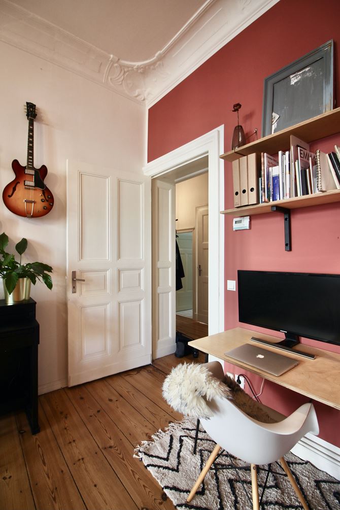 Biuro w domu z czerwoną ścianą