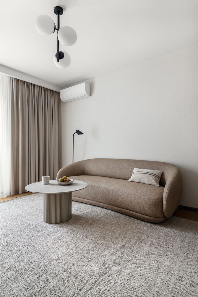 Minimalsityczny salon z sofą BoConcept, projekt Decoroom