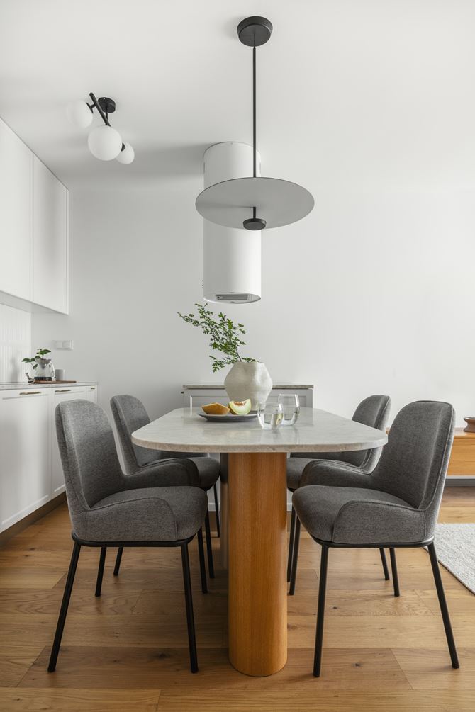 Mała jadalnia przy białej kuchni, projekt Decoroom