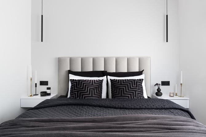 Biała, nowoczesna sypialnia z czarnymi akcentami