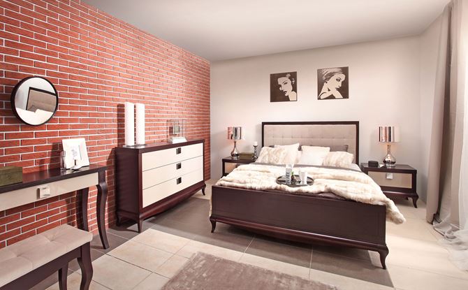 Klasyczna sypialnia z ceglastą ścianą