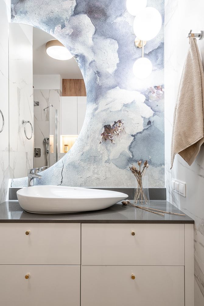 Błękitna tapeta za umywalką w łazience, projekt: KODO