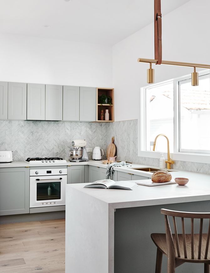 Aranżacja klasycznej kuchni z widokiem. Fot. Norsu Interiors