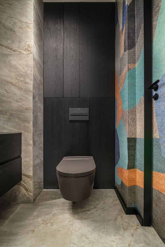 Strefa toalety z ryflowanymi, czarnymi szafkami, projekt Decoroom