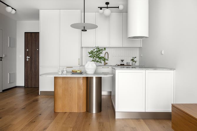 Biały aneks z ramowanymi szafkami, projekt Decoroom