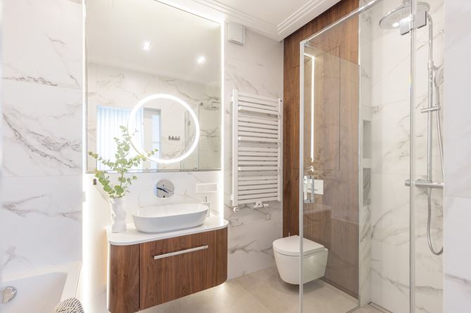 Marmurowa łazienka z drewnem projektu Makao Home