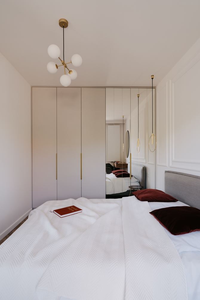 Elegancka szafa z lustrami w sypialni modern classic