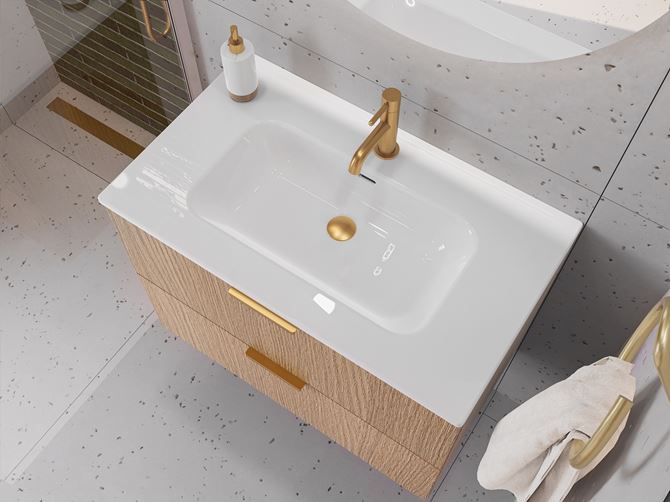 Biała ceramika i bateria w kolorze szczotkowanego złota w strefie umywalkowej