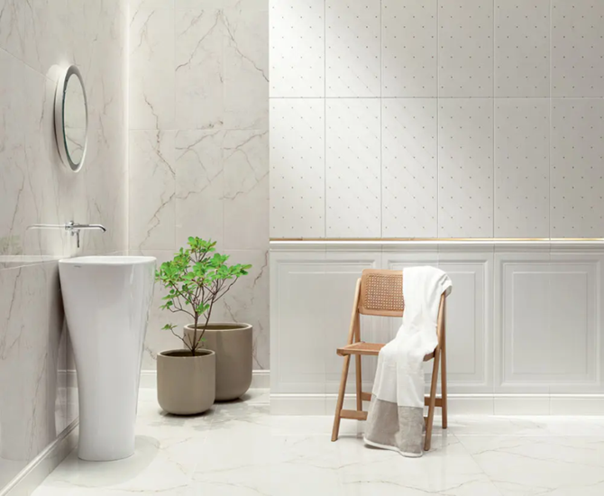 Biała łazienka w marmurze i subtelnych dekorach