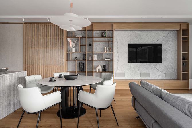 Ażurowe regały z drewna i szary kamień w salonie