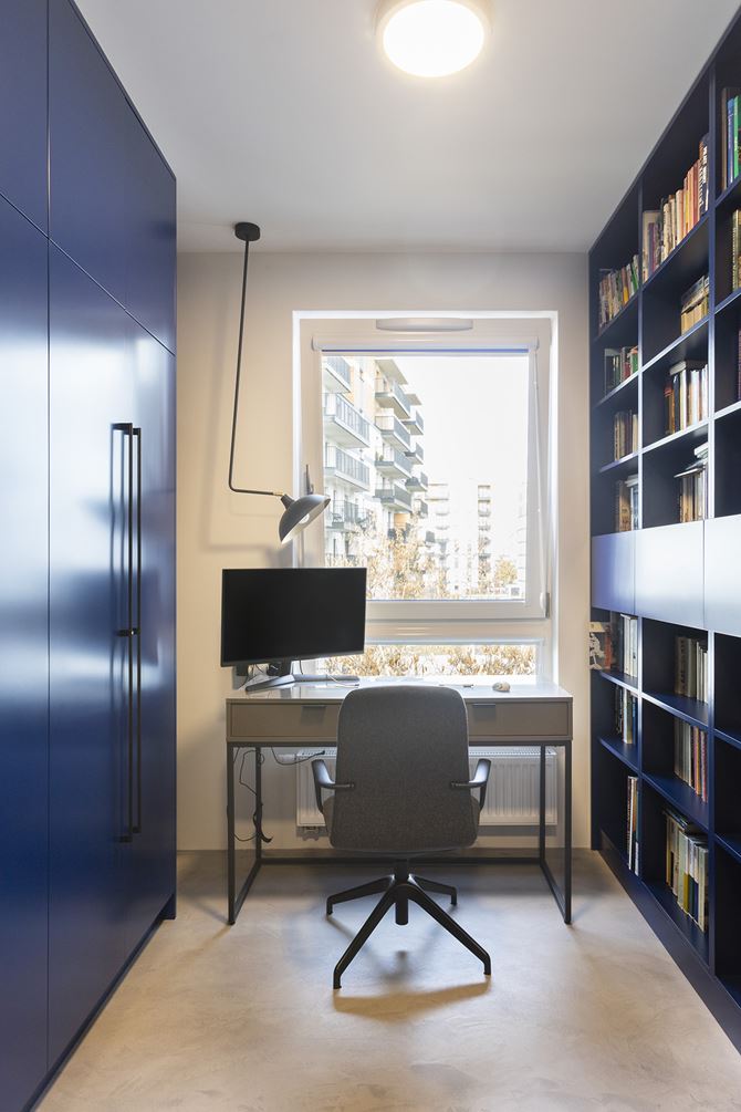 Domowe biuro z granatowymi meblami