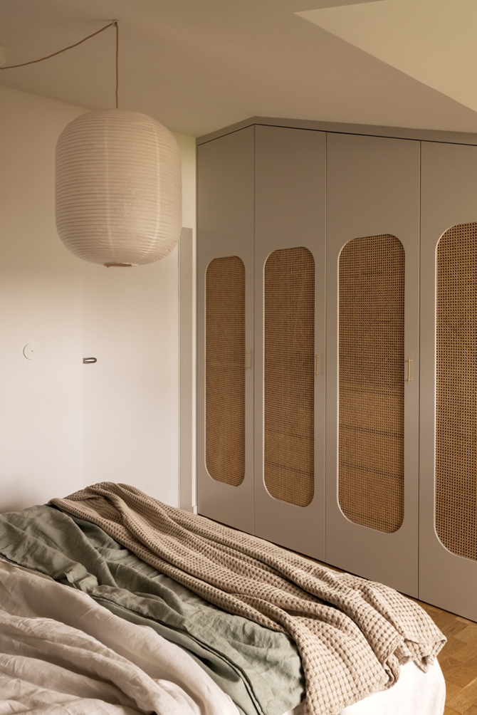 Wnętrze sypialni z ażurowymi zabudowami projektu Fuga Architekci