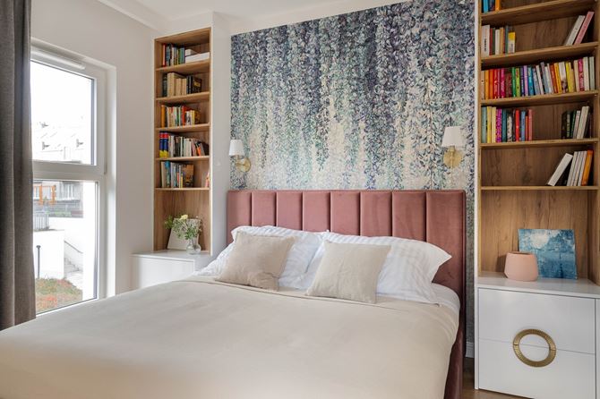 Różowe łóżko i tapeta z kwiatami wisterii - aranżacja KODO