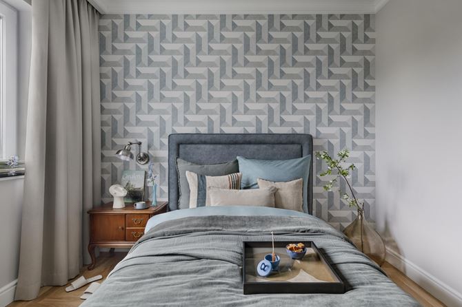 Geometryczna, niebieska tapeta w sypialni projektu Hanna Pietras Architects