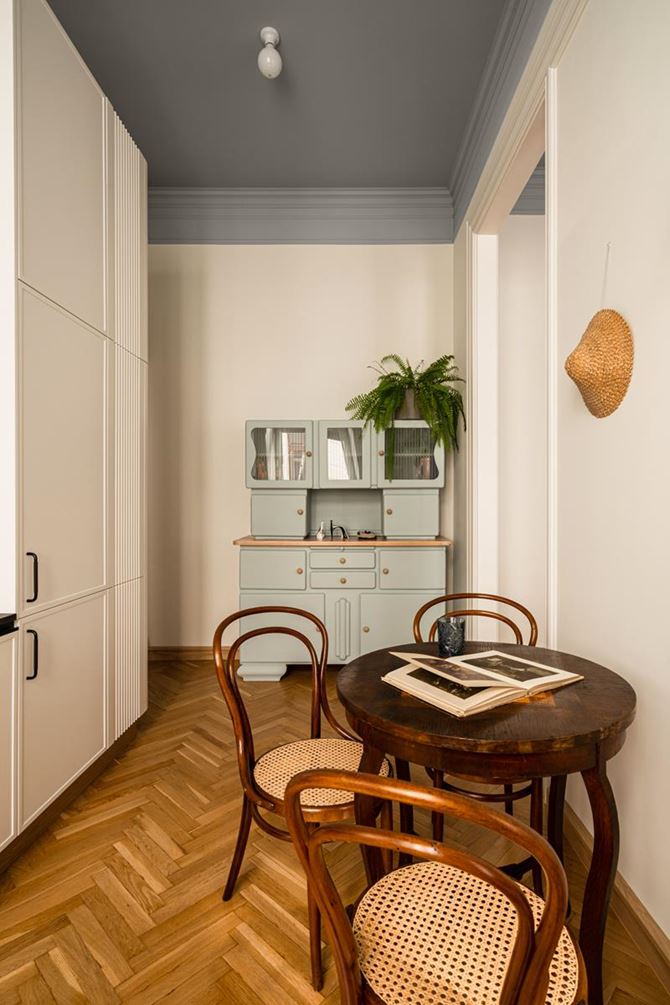 Kuchnia z kredensem i stołem retro, projekt Hanna Pietras Architects