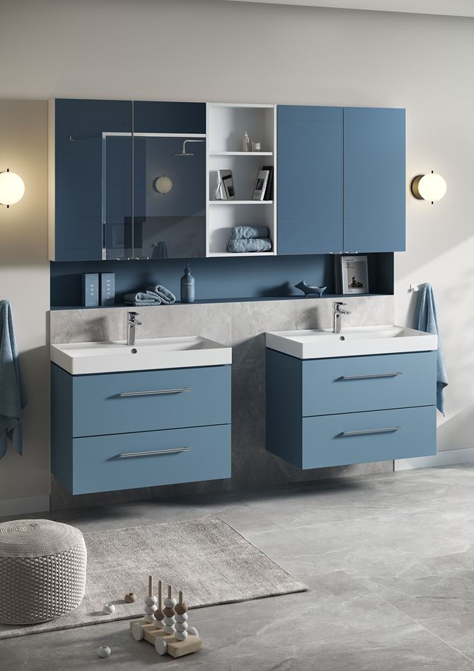 Strefa umywalkowa z niebieskimi szafkami Cersanit Larga