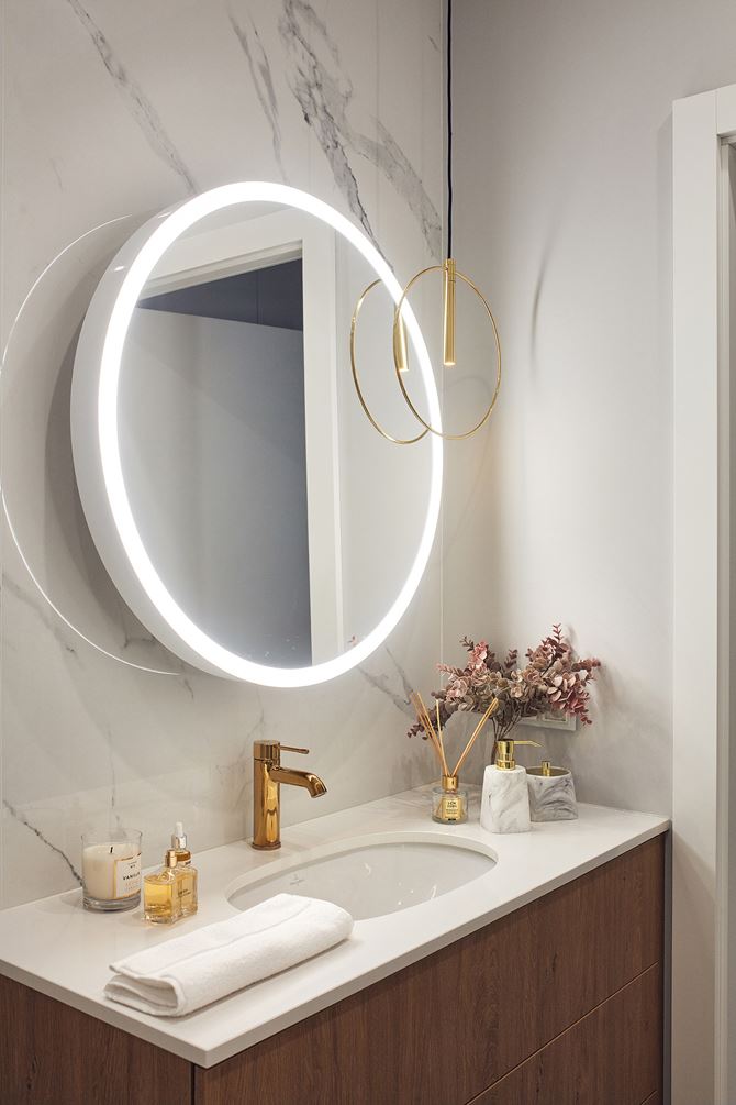 Okrągłe lustro z podświetleniem w łazience