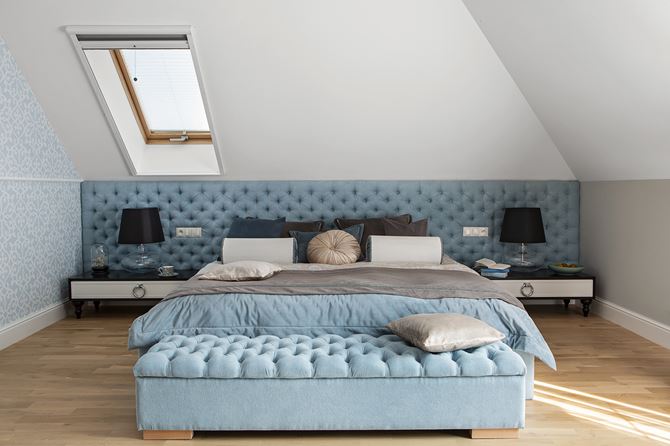 Niebieskie łóżko z tapicerowanym panelem pod skosem