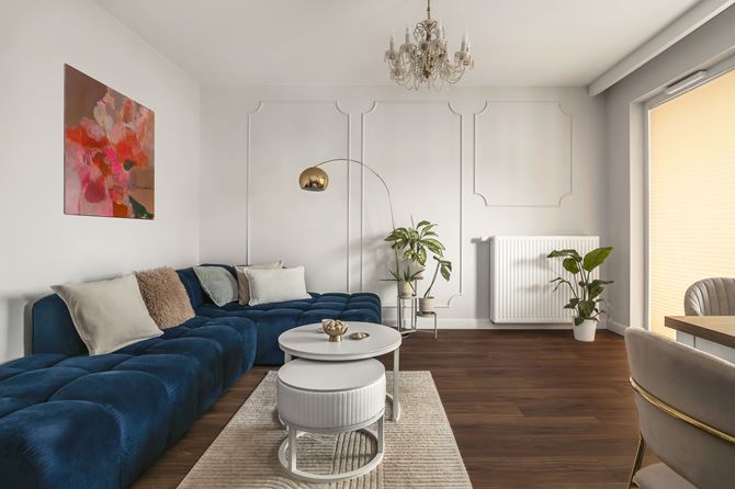 Granatowa sofa w aranżacji eleganckiego salonu, projekt Decoroom