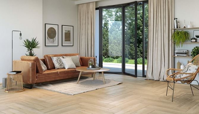 Przestronny salon wypoczynkowy w drewnie