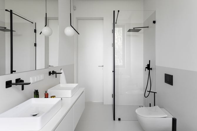 Biała łazienka z czarnymi akcentami w projekcie ArtUp
