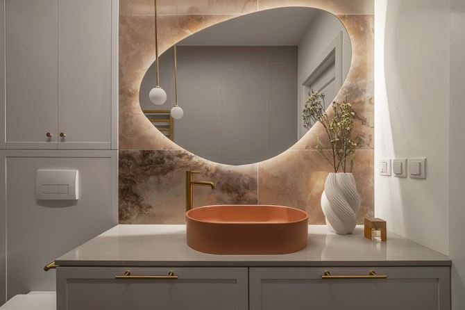 Strefa umywalkowa z koralową umywalką, projekt Decoroom