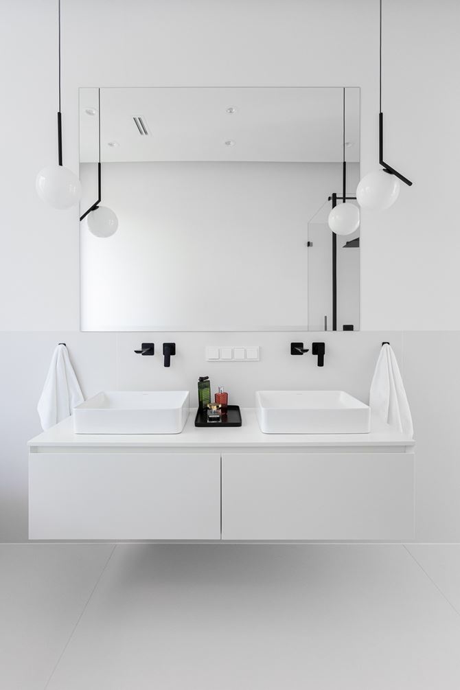 Biała strefa umywalkowa w łazience gościnnej w projekcie ArtUp