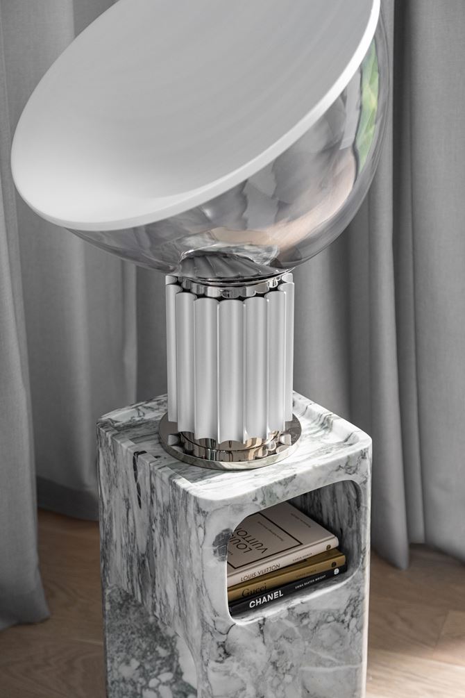 Lampa na marmurowym stoliku w projekcie ArtUp