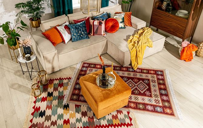 Salon z aranżacją tekstyliów w stylu marokańskim