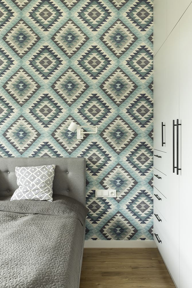 Błękitna tapeta ze wzorami geometrycznymi w sypialni