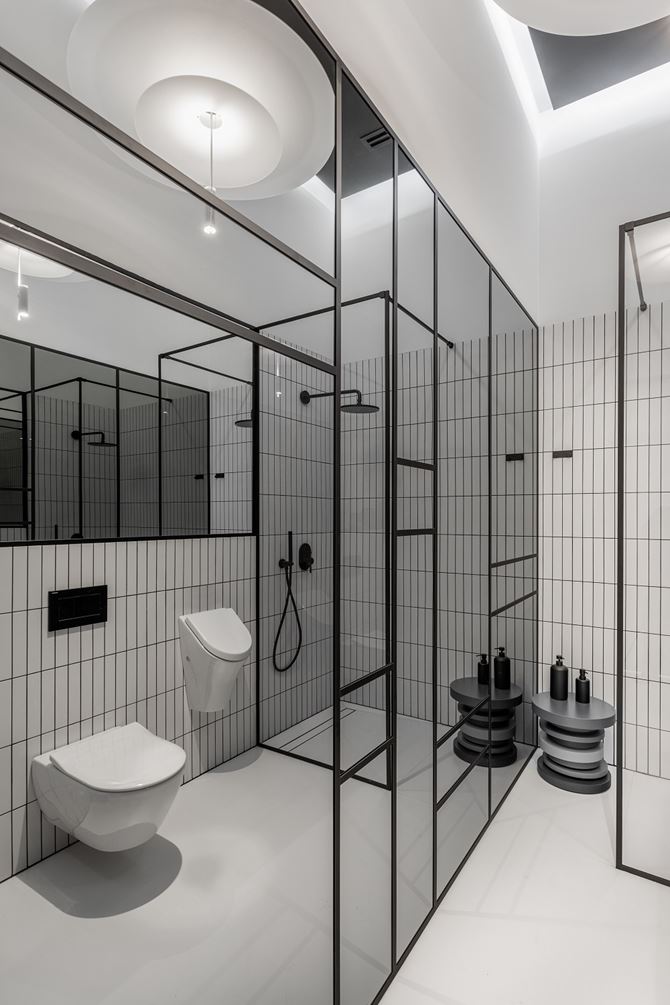 Lustra w biało-czarnej łazience w projekcie ArtUp