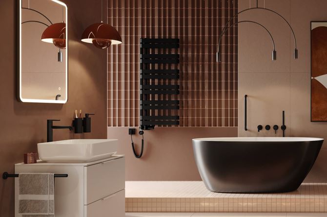 Beżowo-brązowa łazienka z wanną wolnostojącą