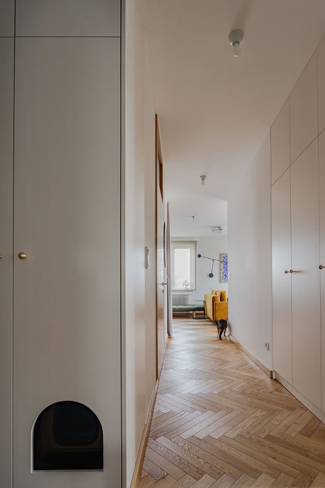 Przedpokój z kuwetą ukrytą w szafie, projekt FUGA Architektura Wnętrz