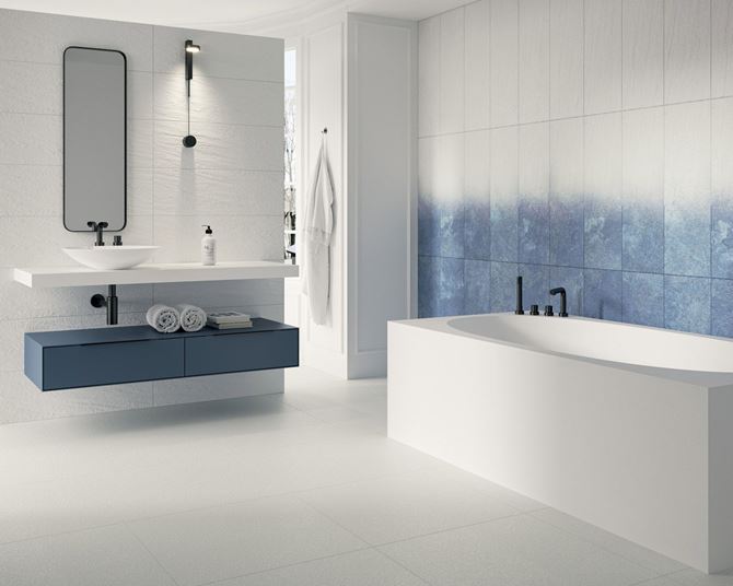 Minimalistyczna biało-niebieska łazienka w strukturze