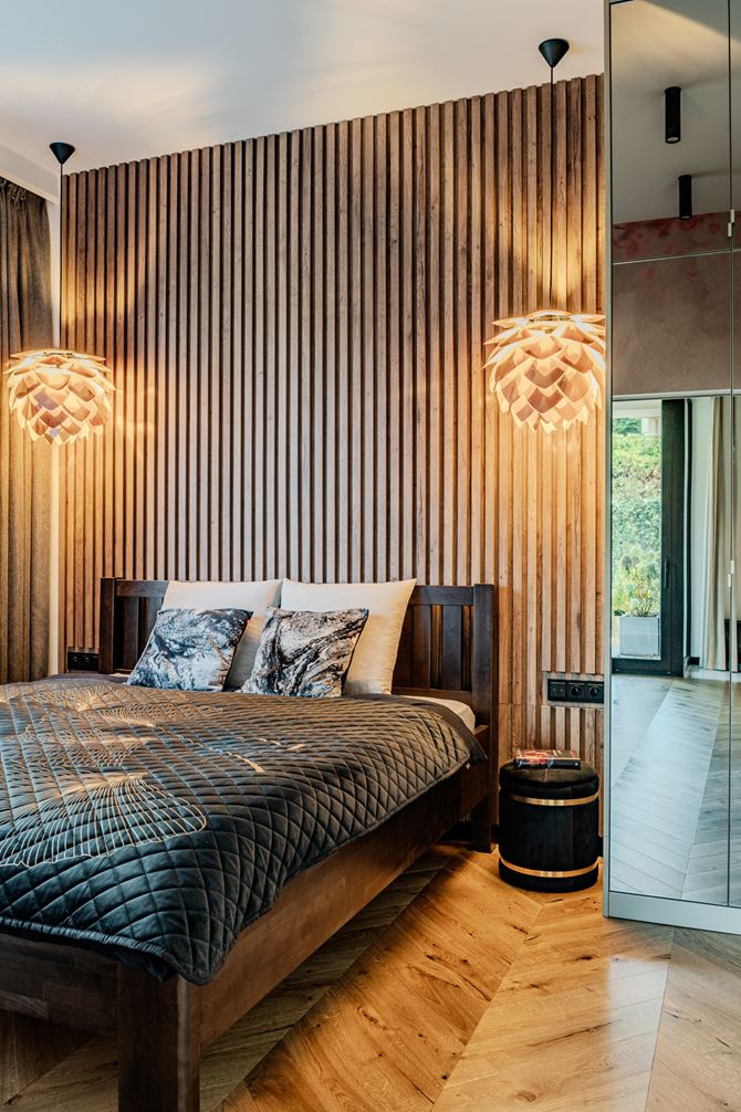Sypialnia z lamelami i drewnianym łóżkiem, w projekcie Deer Design