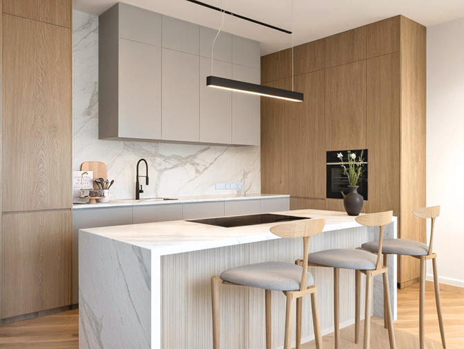 Kuchnia z marmurem na ścianie i fornirowanymi szafkami