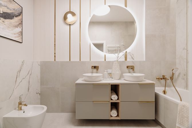 Beżowo-złota łazienka w projekcie KODO w Gdyni