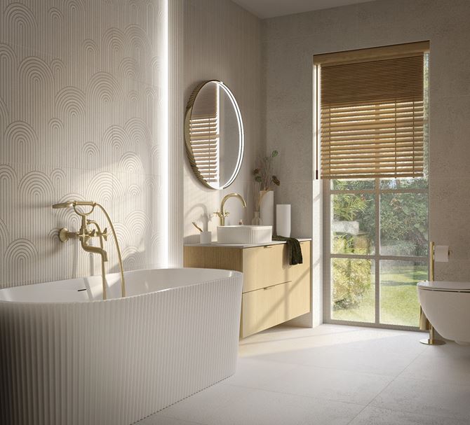 Subtelna łazienka z wysokim oknem